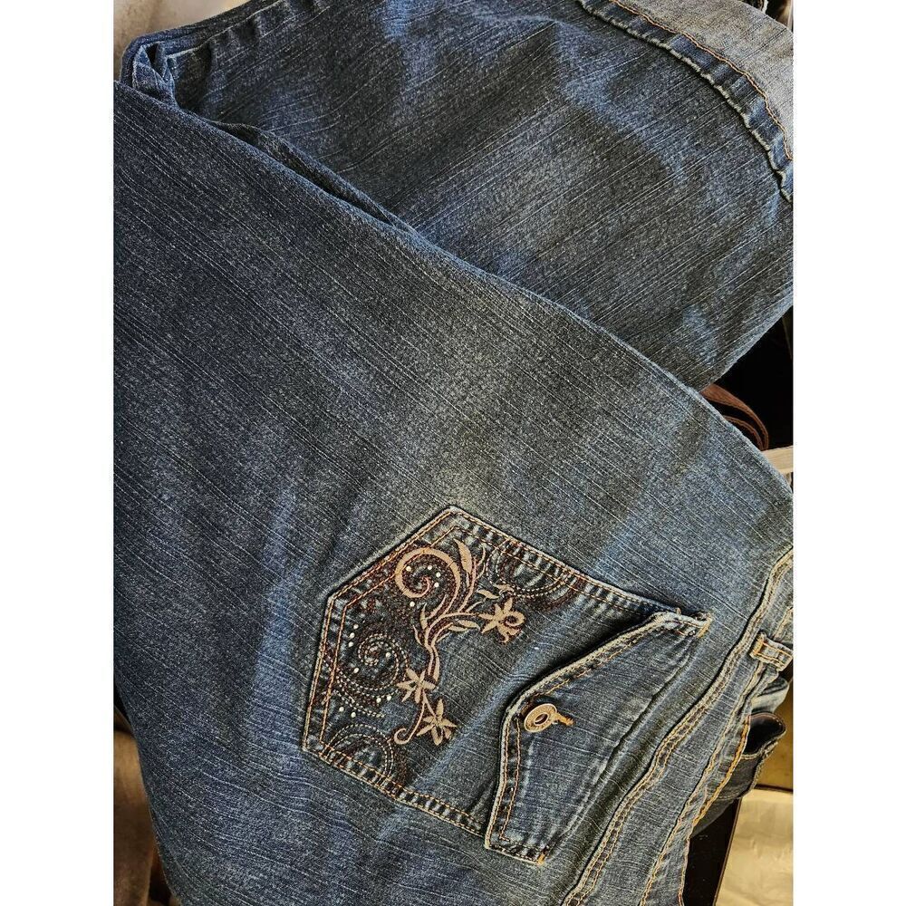 Westport capris  Size 22 stretchy cuffed legs and embroidered back pockets